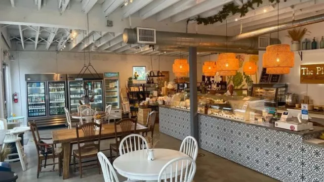 De dueños argentinos, The Plantisserie Plant-Based Deli fue distinguido como el mejor restaurante vegano de Little River