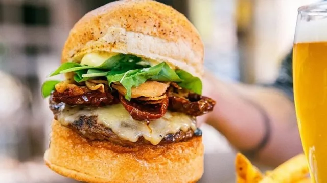 Hamburguesa, hamburguesa, hamburguesa, pizza, hamburguesa (la opción favorita de 8 de cada 10 argentinos)