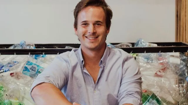 Cómo son y cuánto valen los anteojos hechos con plástico 100% reciclado (donde hay Bond en Neuquén)