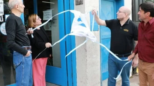 Más distinciones para los históricos: Repuestos Austral fue distinguido como comercio histórico