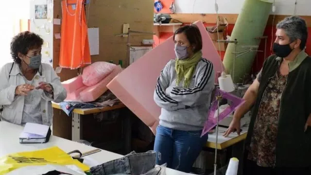 El emprendimiento textil de Río Colorado creado por mujeres para salir adelante de manera autónoma
