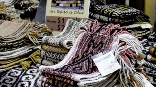 Artesanías Neuquinas ofrece promociones en almohadones, tejidos y joyas de alpaca