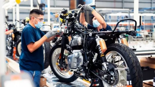 Royal Enfield presentó su nueva línea de producción de motos