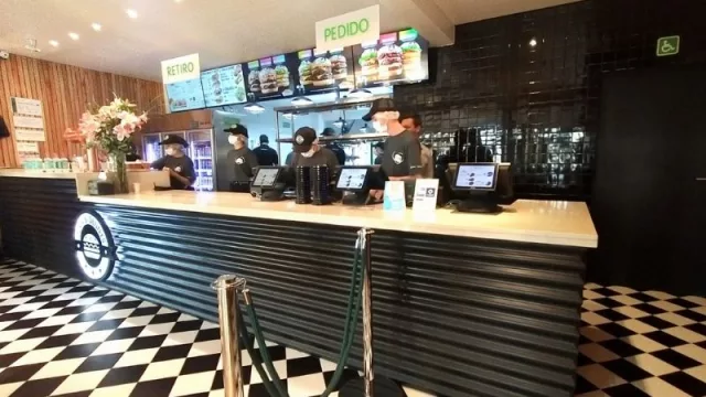 La cadena de hamburguesas Dean & Dennys inauguró local en la costanera de Posadas