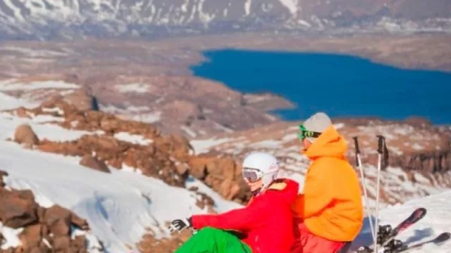 El último que apague la luz (y se saque los esquís): Los Centros de Ski neuquinos extienden su temporada por la cantidad de nieve