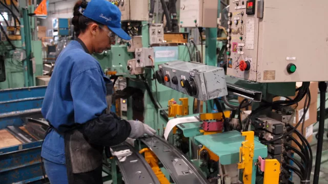 La industria recorta el ritmo de recuperación: estiman que la producción industrial bajó un 1,8% en julio