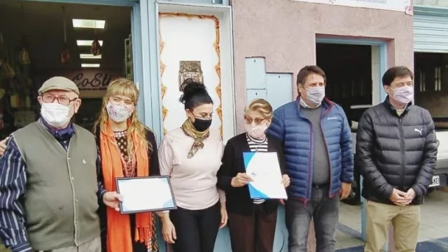 Una tapicería de Neuquén fue reconocida por sus más de 50 años de trayectoria (empezó con una máquina de coser, una tijera y 2 rollos de cuerina) 