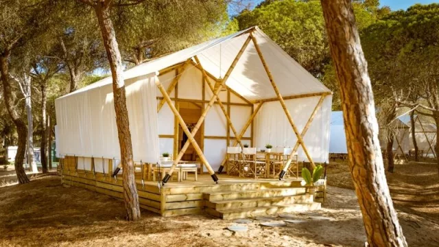 Kampaoh, la startup de camping sostenible con tiendas que hasta incluyen mobiliario y ducha (y facturan € 3 millones/año)