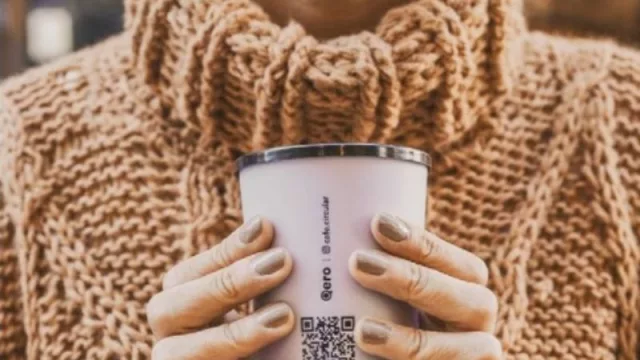 Economía sustentable: cómo funciona la primera red circular de vasos retornables de café para llevar en Argentina