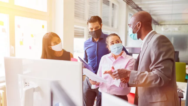 Tener amigos en el trabajo... puede ser muy bueno, pero también tiene sus contras