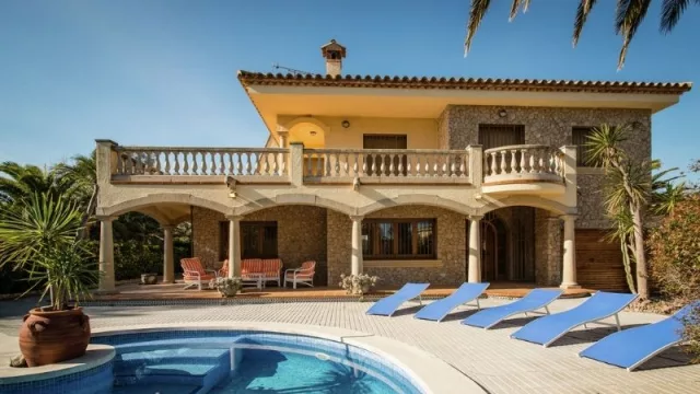 Pasar 15 días en julio alquilando una casa en la Costa Brava puede salir lo mismo que ir a Roma (¡este verano el turismo interior sigue de moda!)