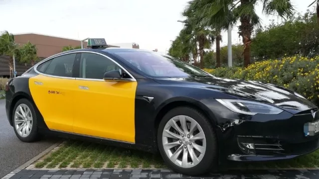 ¿Te imaginas ir en un taxi Tesla? Así es el nuevo modelo de transporte que triunfa en Barcelona