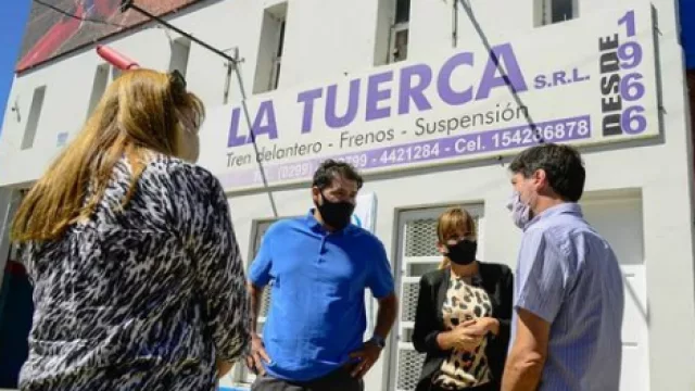Taller Mecanico “La Tuerca” recibe la distinción por sus más de 50 años en el centro neuquino