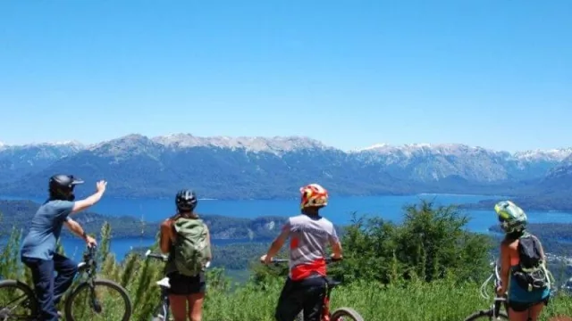 El Cerro Bayo con una fuerte oferta de verano armada para pasar en la montaña