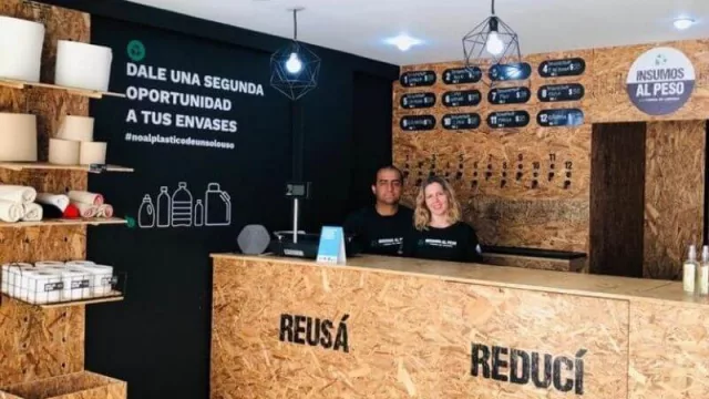 Insumos al Peso, la primer ecotienda para reutilizar tus envases, abrió una sucursal en Plottier
