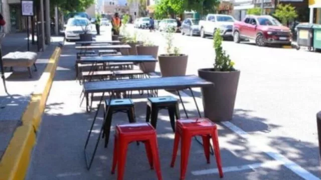 La Municipalidad de Neuquén habilitó la actividad gastronómica en las veredas de la capital (en el marco del programa de fortalecimiento de la actividad económica)
