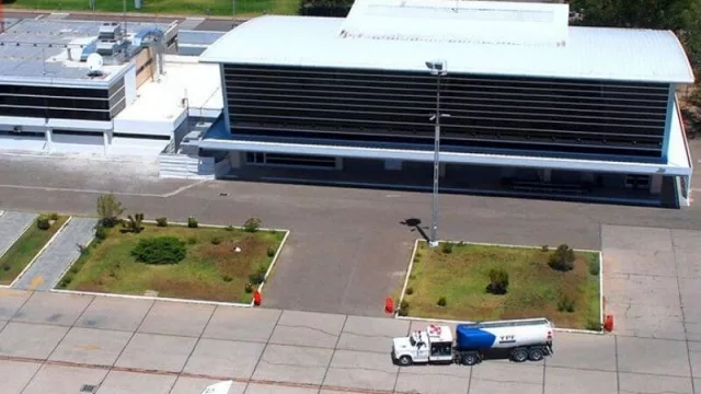 Desde el lunes 19 habilitan los vuelos, micros de larga distancia y el tren a Neuquén (únicamente para personal esencial, varados y quienes estén en tratamiento médico)