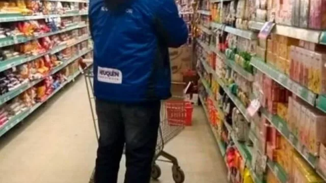 Grandes cadenas de supermercados fueron multadas por vender alimentos vencidos en la capital neuquina (más de 1.800 productos caducados en las góndolas)