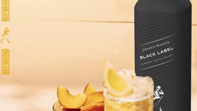 Diageo se juega y lanza un "Johnnie Negro" en la primera botella 100% libre de plástico (¿es Pulpex el futuro del packaging?)