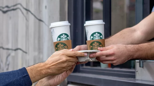 ¡Buen día! ¿Con ganas de un cafecito distinto? Mirá los Starbucks que ya operan take away (o delivery) en Neuquén