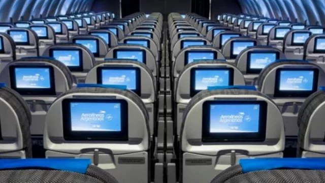 La nueva manera de “volar” para Aerolíneas Argentinas: llegar más temprano, pocos movimientos y no habrá comida ni bebidas    