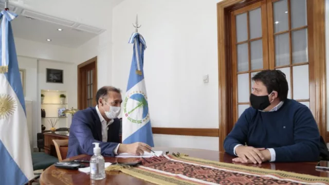 Omar Gutiérrez junto al intendente capitalino Mariano Gaido.