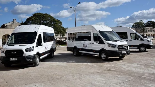 Fortaleciendo lazos entre países (Estados Unidos donó tres minibuses a Uruguay)