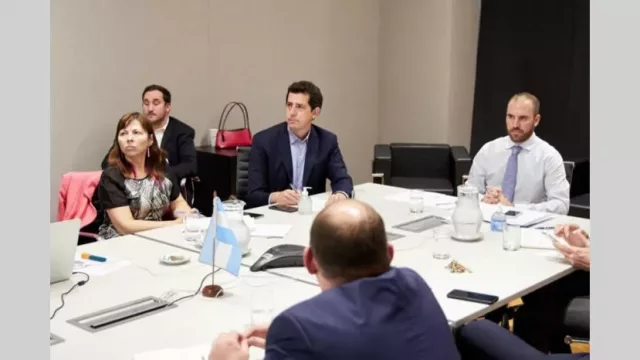 Guzmán les pidió a las provincias que reduzcan sus deudas en dólares