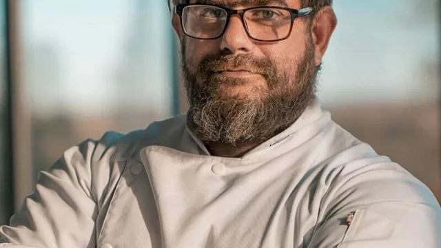 Ezequiel González cocina en vivo “fácil y práctico” desde Saurus Restaurante