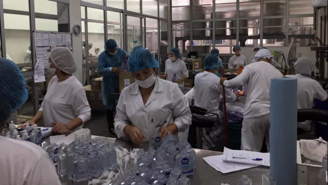 Fábrica uruguaya agrega un segundo turno para producir alcohol en gel y jabón líquido
