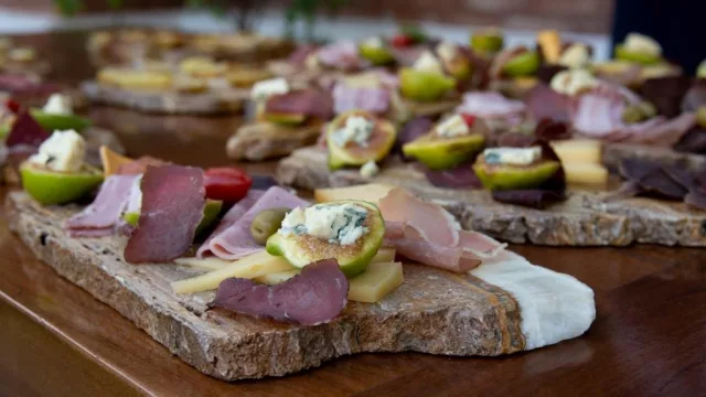 Exquisiteces regionales ofrecidas en el cocktail realizado en el Barrio Rincón Club de la Capital neuquina