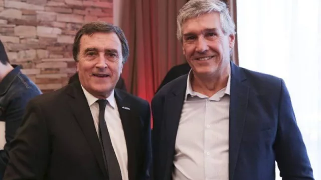 Juan Alberto Perilli, socio gerente de ASPA (izq.) junto a un invitado al evento