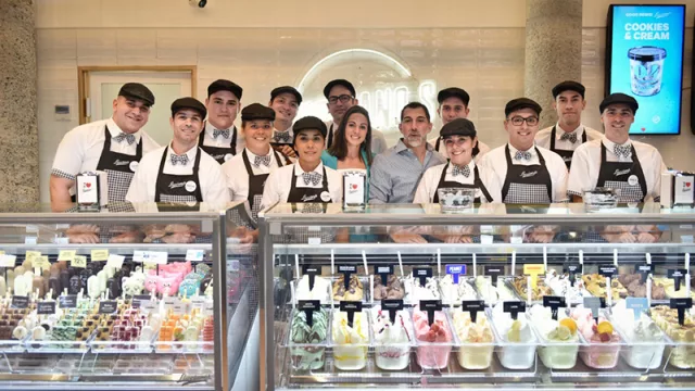 Belén, la franquiciada, junto al equipo de Lucciano`s Neuquén