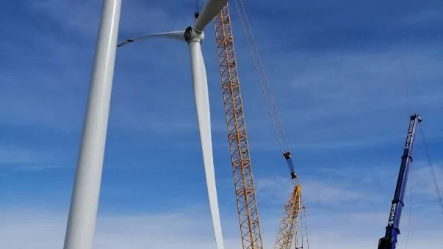 Uruguay trajo la grúa más grande de su historia y realizó su primer trabajo en Argentina (y en el exterior)