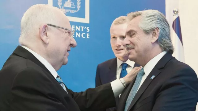 El Presidente debutó con guiños a Israel y espera una "charla" con Putin