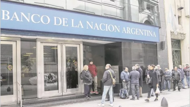 Se encarece el dólar con el impuesto y bancos bajan tasa de plazo fijo al 40%