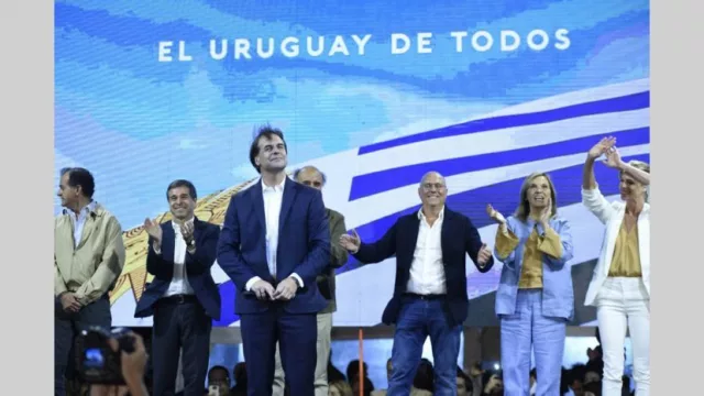 Comienza el escrutinio final, aunque Tabaré Vázquez ya felicitó a Lacalle Pou