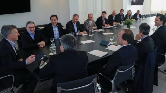 YPF y PAE presentaron un amparo en conjunto contra el congelamiento del precio de los combustibles 