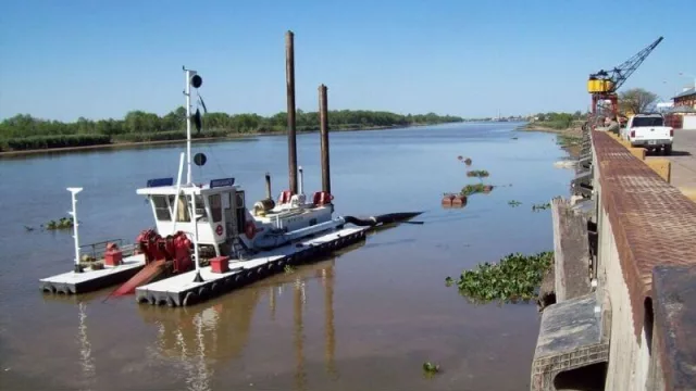 Por la bajante del Paraná siguen sin ingresar las barcazas con combustibles a Chaco 