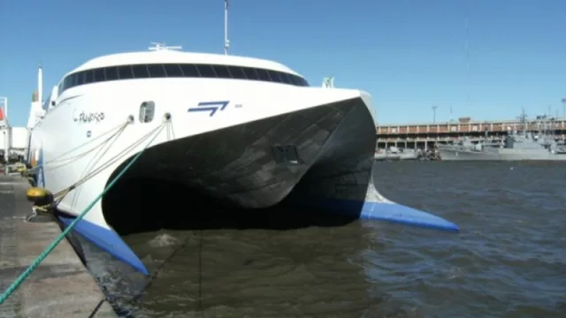 Buquebus pone al “Papa Francisco” para llevar votantes del Frente Amplio