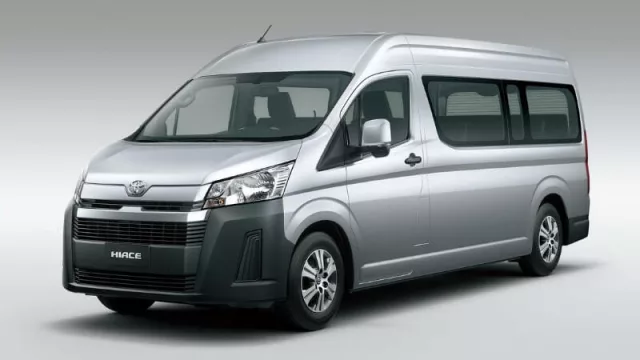 Se viene una Hilux cerrada: Toyota lanza el furgón Hiace