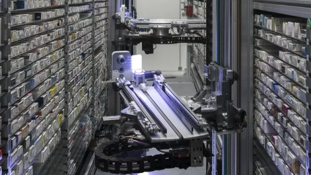 Tiemblan los farmacéuticos, se instaló el primer robot que entrega medicamentos en Uy