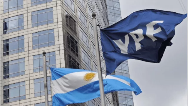 La acción de YPF cae a mínimos históricos por la "incertidumbre país" y el congelamiento de la nafta