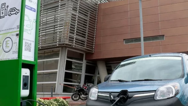 Inauguraron el primer cargador de autos eléctricos de la ciudad