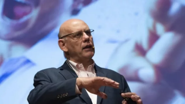 “La vida no se entiende hoy sin el espejo negro”, sentenció Federico Rey Lennon sobre su tema para el Social Media Day Neuquén