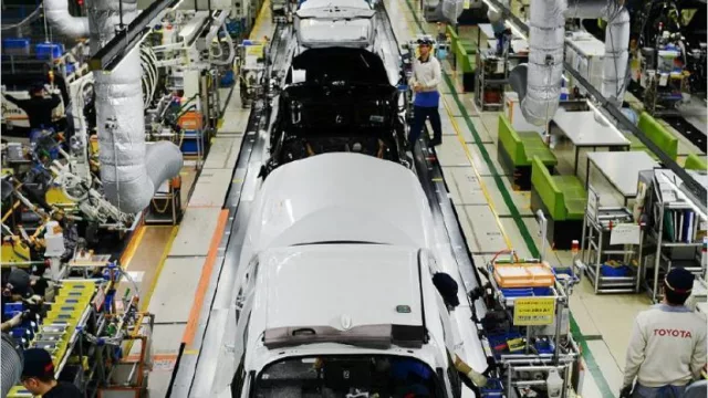 Sin reacción: en marzo la industria retrocedió 13,4% y la construcción cayó el 12,3%