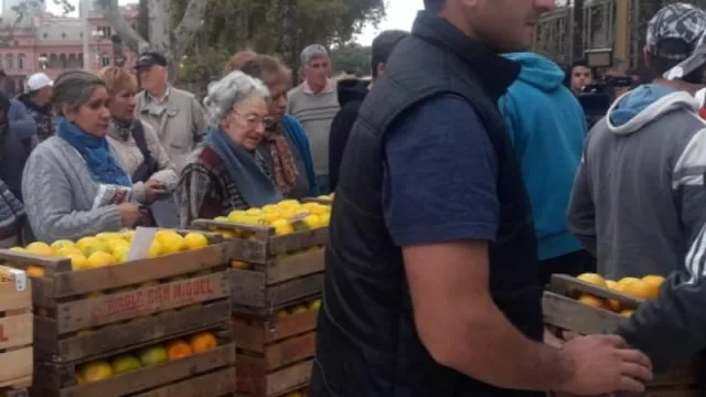 “Frutazo” en Capital: la Federación de Productores de Río Negro y Neuquén regaló 20.000 kilos de naranjas, peras y manzanas a modo de protesta