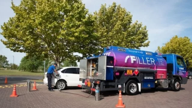 ¿Cómo es el servicio de carga de nafta "a domicilio" de YPF que podría llegar a Tucumán?