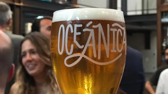 ¡Mozo, una Oceánica! Antares y Fluence Argentina presentaron la cerveza elaborada con agua de mar (ya está en Neuquén y Bariloche)