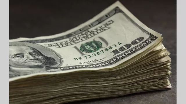 El dólar cayó y se acercó al piso de la zona, mientras la tasa superó el 50%